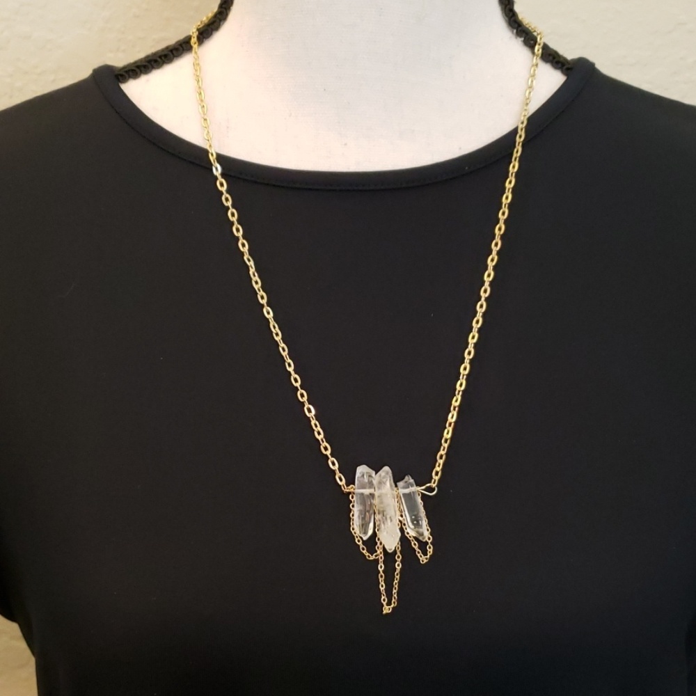 Style gold chain necklace with 3 faux Crystal's